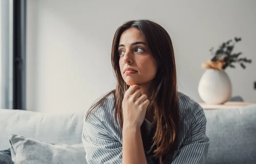 Pourquoi certaines pensées reviennent : comprendre et gérer les idées persistantes
